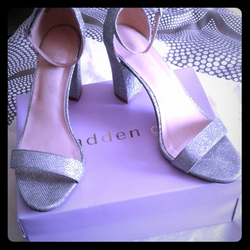 Steve Madden 3.5 inch silver shoes, worn once !